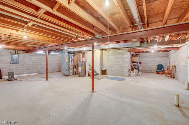 6041 Creekside Drive, Parma Heights, OH 44130