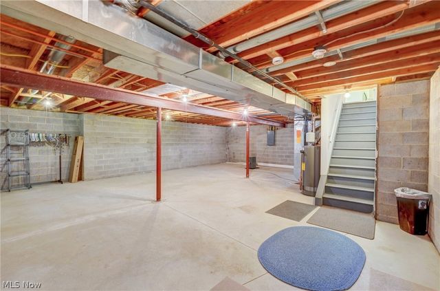 6041 Creekside Drive, Parma Heights, OH 44130