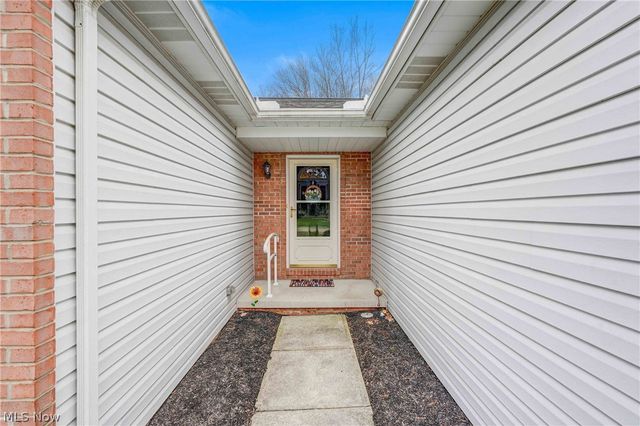 6041 Creekside Drive, Parma Heights, OH 44130