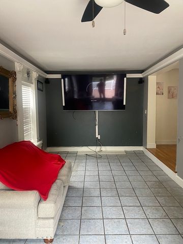 81 Clark Ave, Dracut, MA 01826