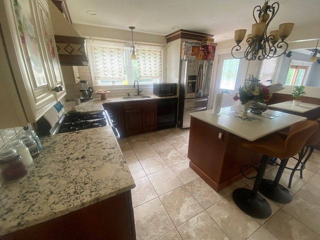 81 Clark Ave, Dracut, MA 01826