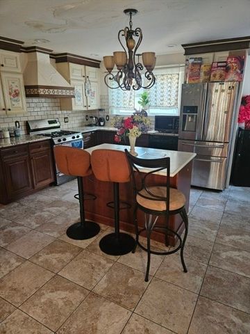 81 Clark Ave, Dracut, MA 01826