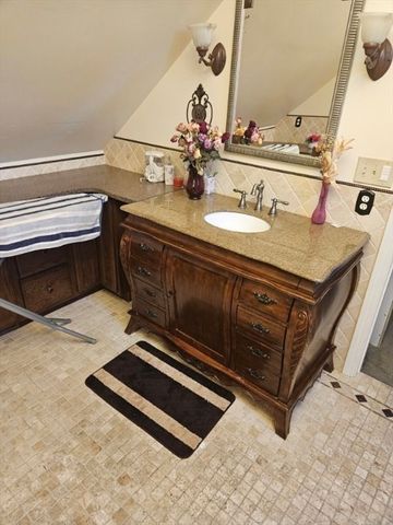 81 Clark Ave, Dracut, MA 01826