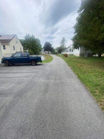 81 Clark Ave, Dracut, MA 01826