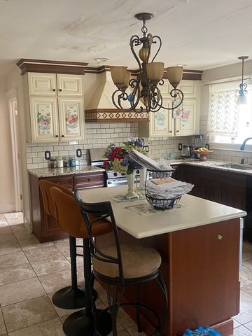 81 Clark Ave, Dracut, MA 01826
