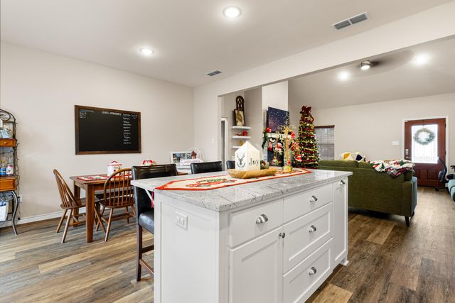 108 Heartland Xing, Diana, TX 75640