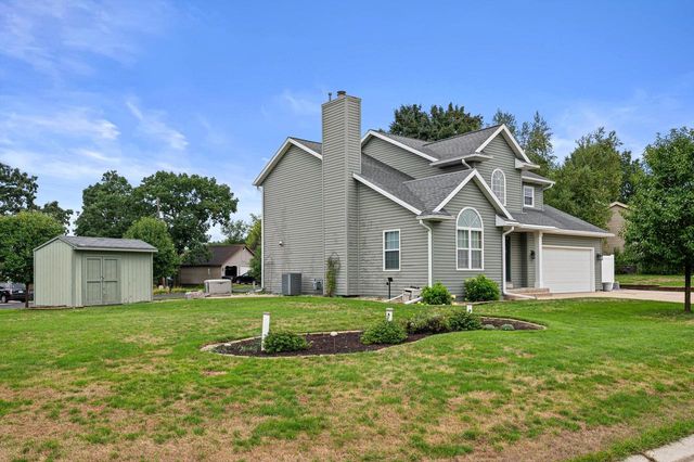 W2224 Oak Ridge AVENUE, East Troy, WI 53120