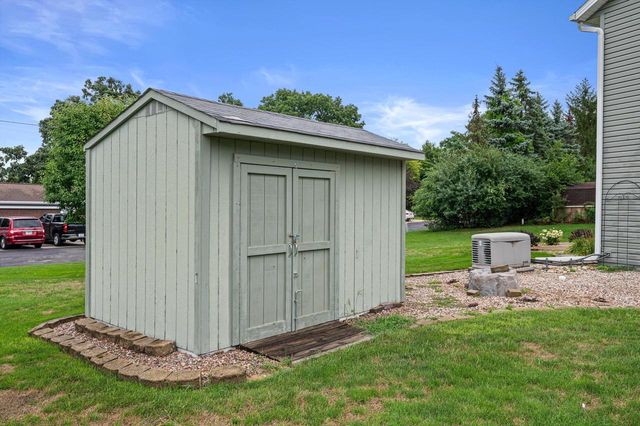 W2224 Oak Ridge AVENUE, East Troy, WI 53120