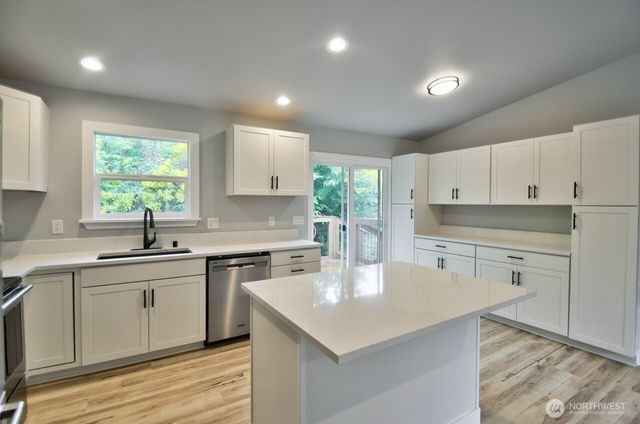 420 E Dartmoor Drive, Shelton, WA 98584
