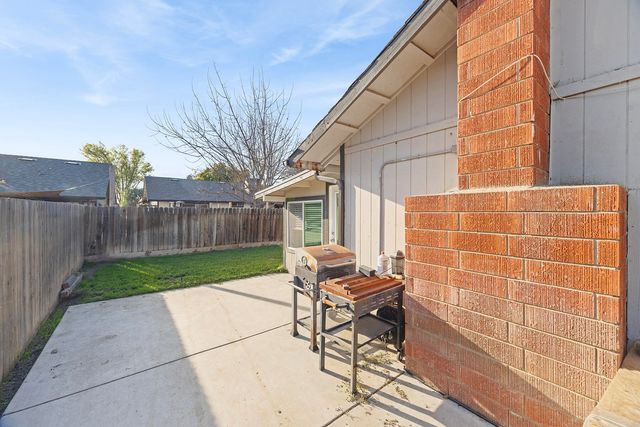 1921 S Irwin Street, Tulare, CA 93274