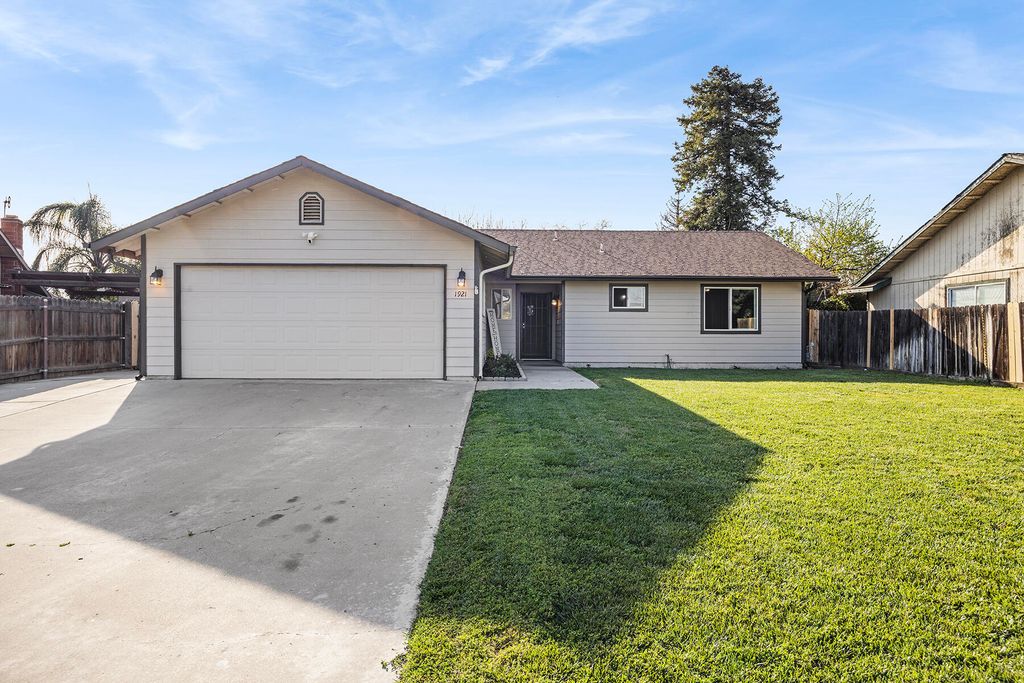 1921 S Irwin Street, Tulare, CA 93274
