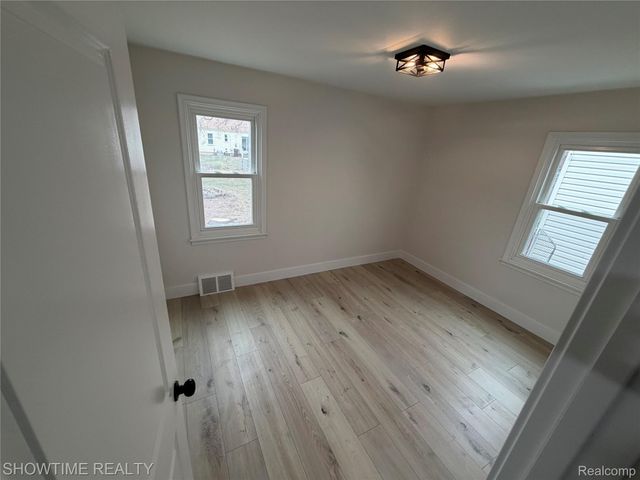 12200 Helen Street, Southgate, MI 48195