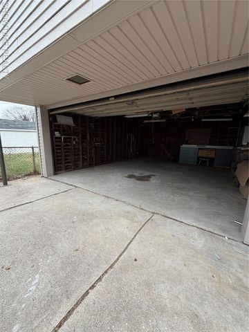 12200 Helen Street, Southgate, MI 48195