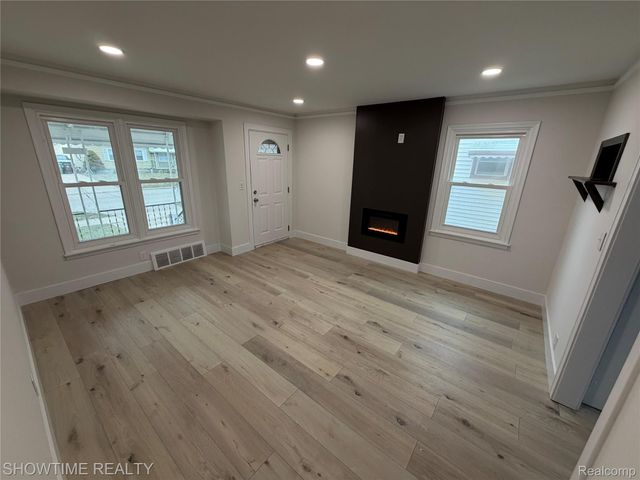 12200 Helen Street, Southgate, MI 48195