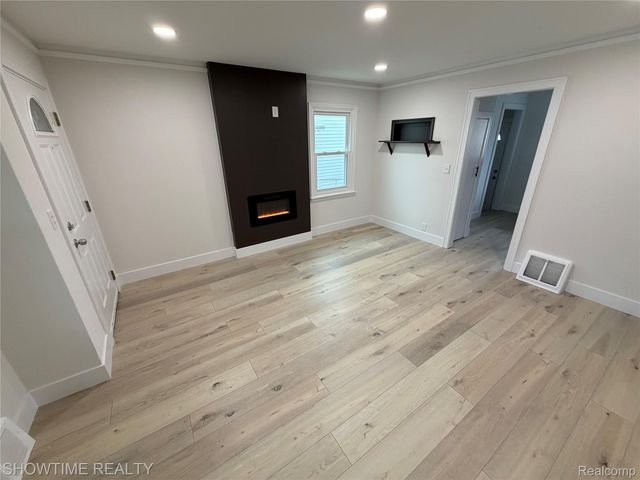 12200 Helen Street, Southgate, MI 48195