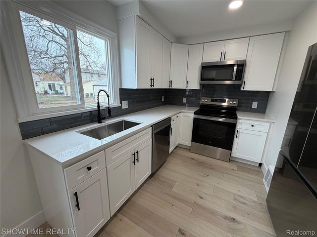 12200 Helen Street, Southgate, MI 48195