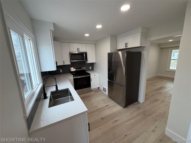 12200 Helen Street, Southgate, MI 48195