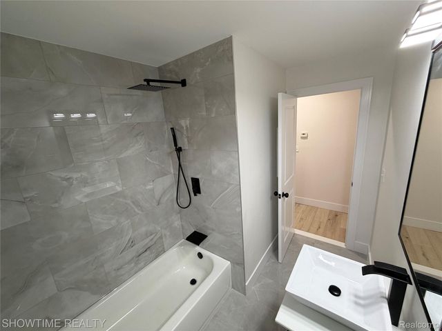 12200 Helen Street, Southgate, MI 48195