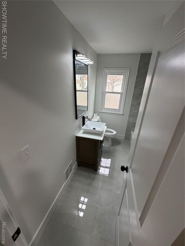 12200 Helen Street, Southgate, MI 48195