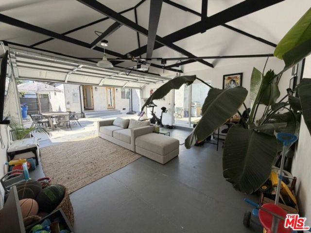 1768 S Fairfax Avenue, Los Angeles, CA 90019