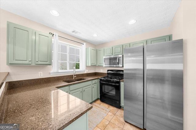 656 W Oaks Drive, Woodstock, GA 30188