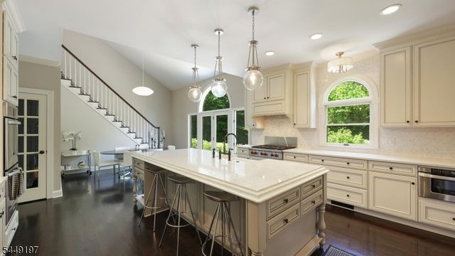 16 Chesterfield Dr, Warren Twp., NJ 07059