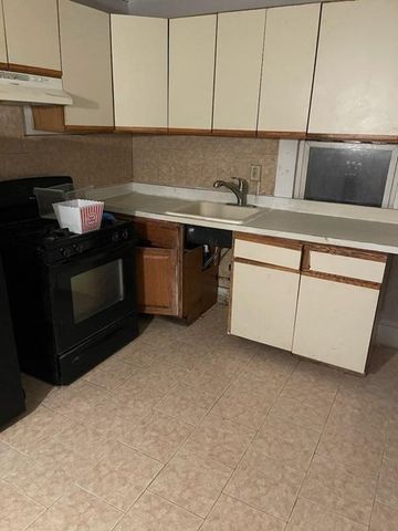 127 Dickinson St, Springfield, MA 01108