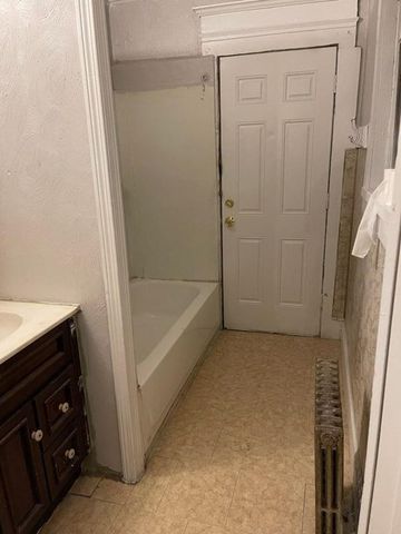 127 Dickinson St, Springfield, MA 01108