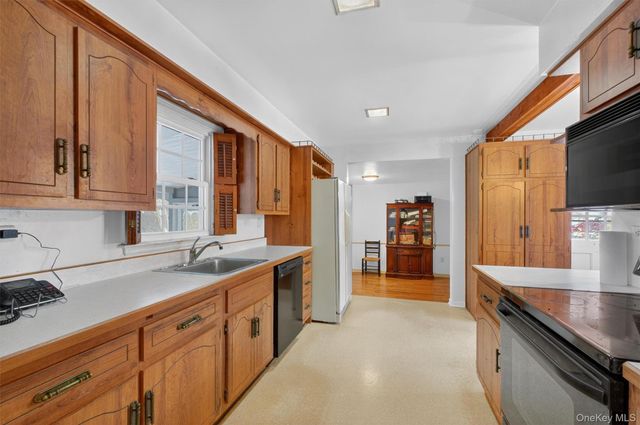 15 Valley View Road, Hyde Park, NY 12538