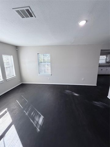 866 N Victory Drive, Houston, TX 77088