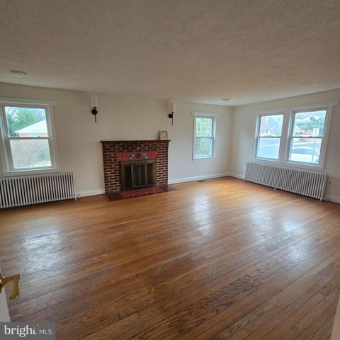 8 MANNAKEE ST, Rockville, MD 20850