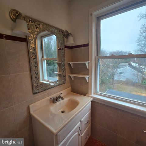 8 MANNAKEE ST, Rockville, MD 20850