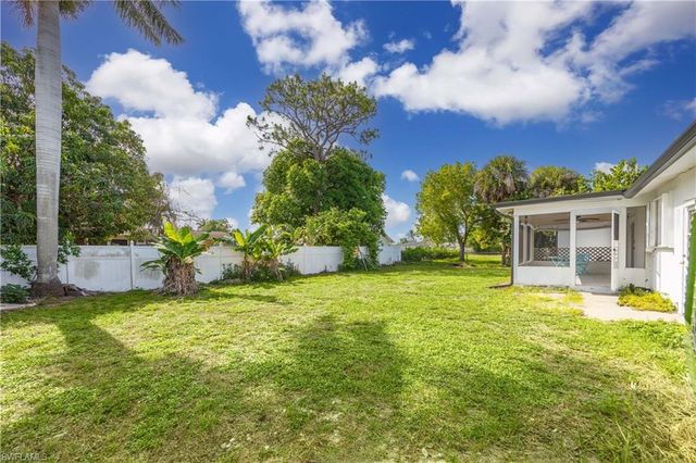 4656 Capri DR, Naples, FL 34103