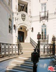 1302 N Sweetzer Avenue 104, West Hollywood, CA 90046