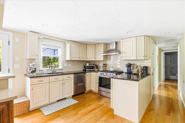 9 Cushing Dr, Plymouth, MA 02360