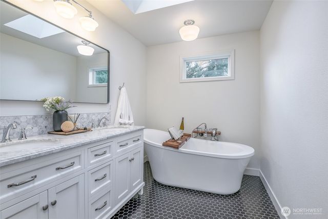 3210 S Bay Road NE, Olympia, WA 98506