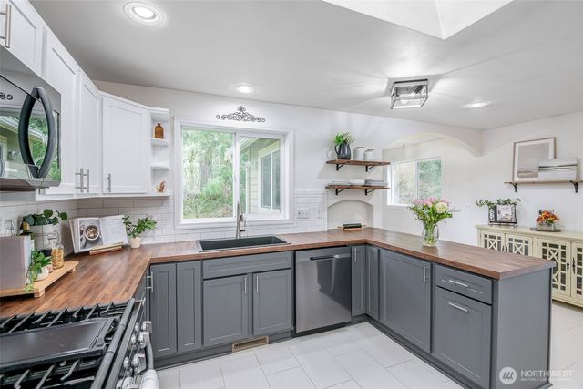 3210 S Bay Road NE, Olympia, WA 98506