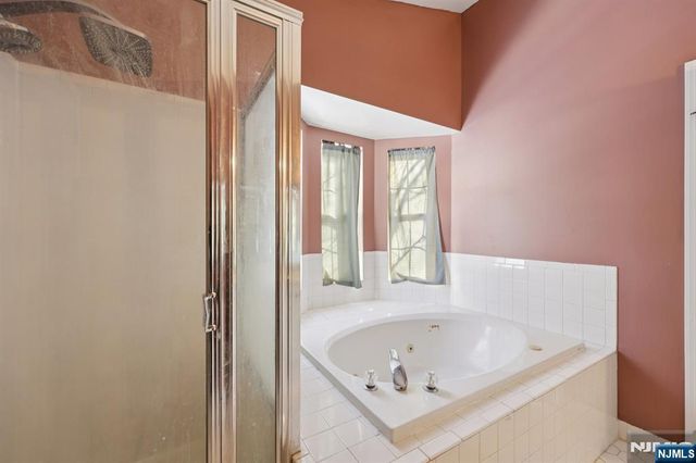 459 Lost River Court, Mahwah, NJ 07430