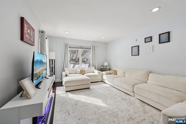 459 Lost River Court, Mahwah, NJ 07430