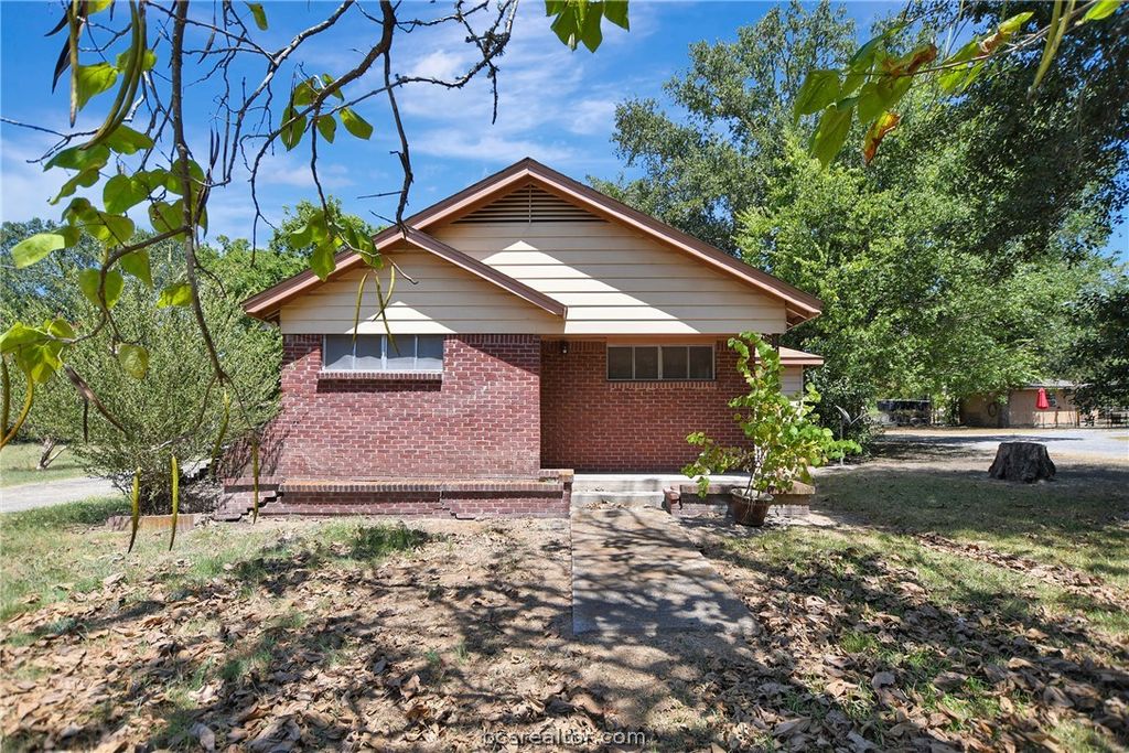 110 & 112 North Shipp Street, Madisonville, TX 77864 — exterior