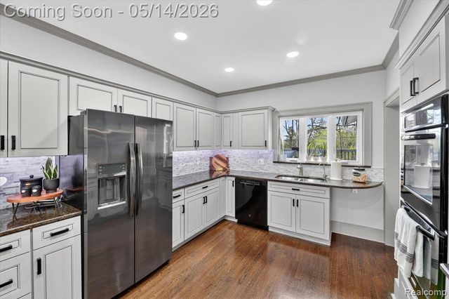 12409 N Fenton Road, Fenton, MI 48430