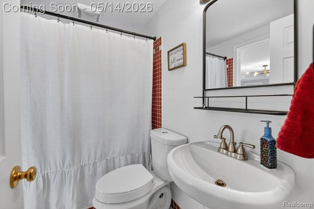 12409 N Fenton Road, Fenton, MI 48430