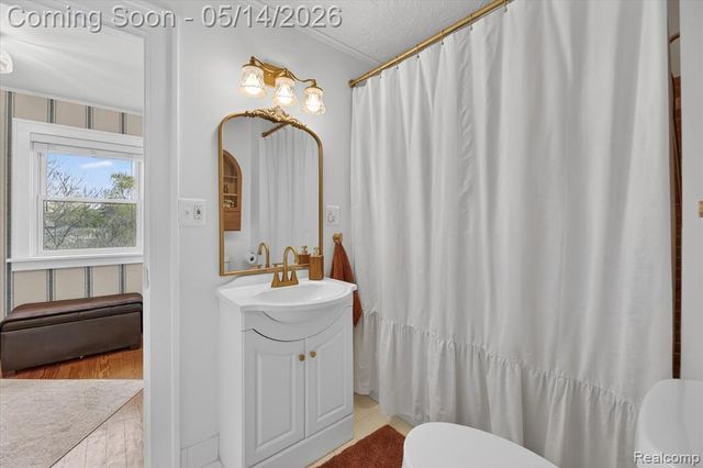 12409 N Fenton Road, Fenton, MI 48430