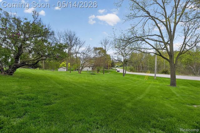 12409 N Fenton Road, Fenton, MI 48430