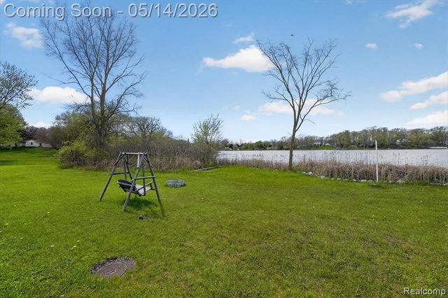 12409 N Fenton Road, Fenton, MI 48430