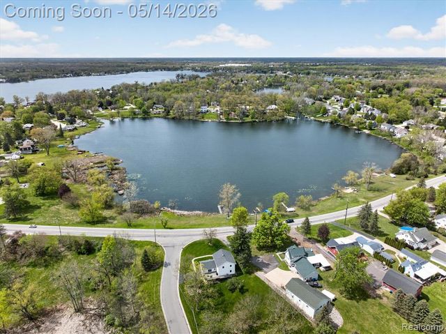 12409 N Fenton Road, Fenton, MI 48430