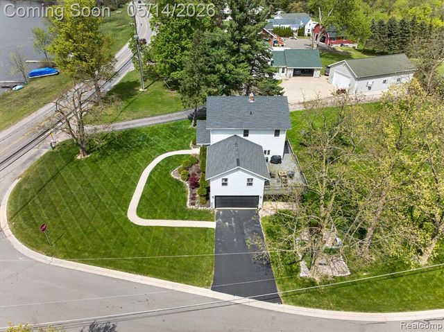 12409 N Fenton Road, Fenton, MI 48430
