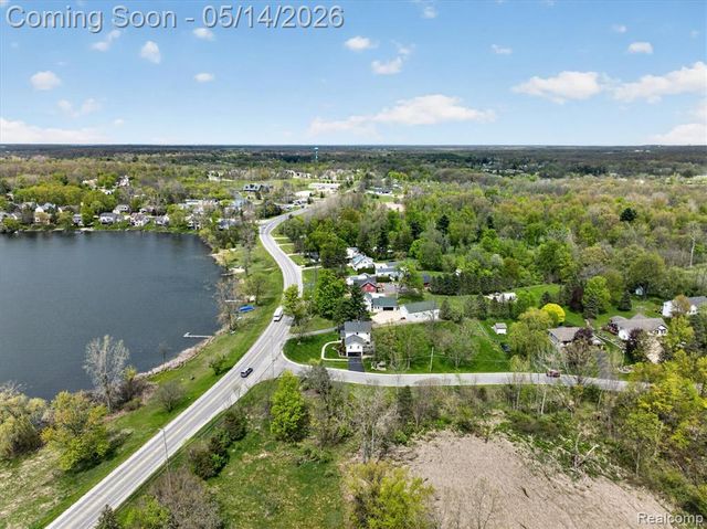 12409 N Fenton Road, Fenton, MI 48430
