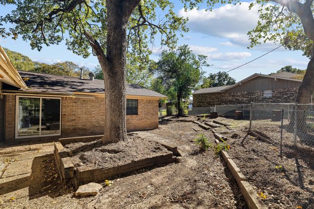 210 Skylark Drive, Azle, TX 76020