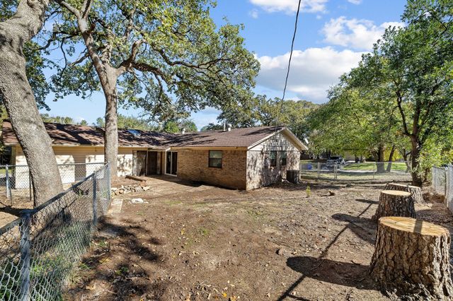 210 Skylark Drive, Azle, TX 76020